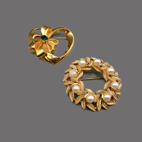 2 Avon Vtg Brooch Lot, Evening Creation Pearl Wreath, Ribbon Heart Emerald Gem - Picture 1 of 6